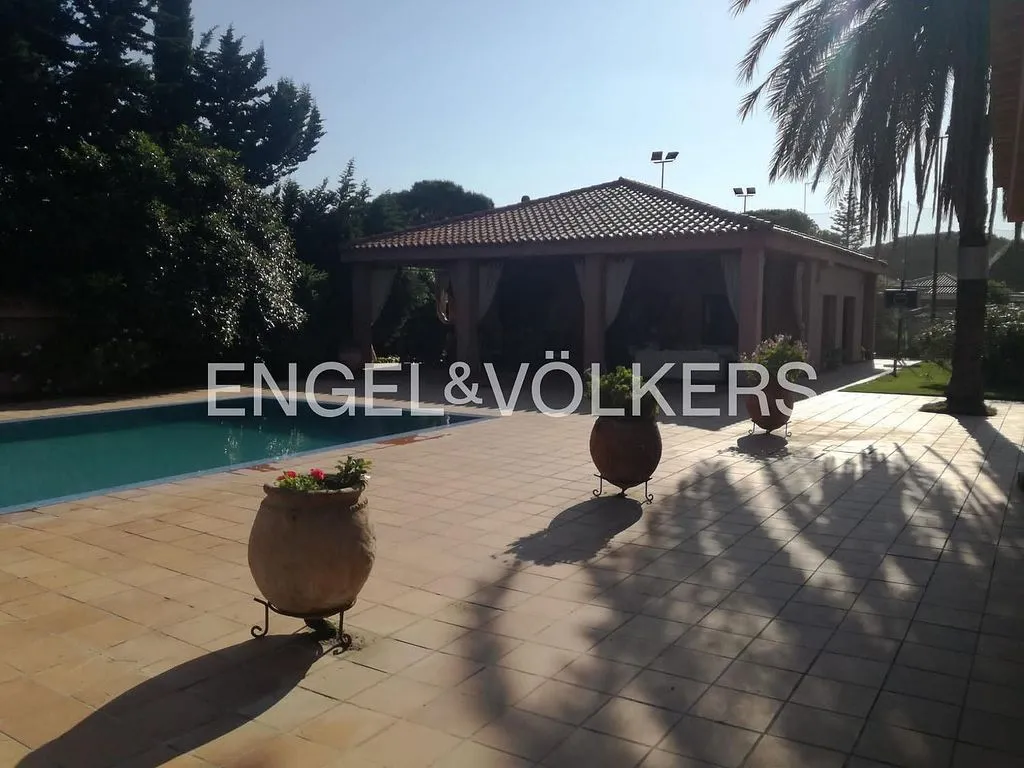 Pool - Chalet with Garden for Renovation in Chiclana
