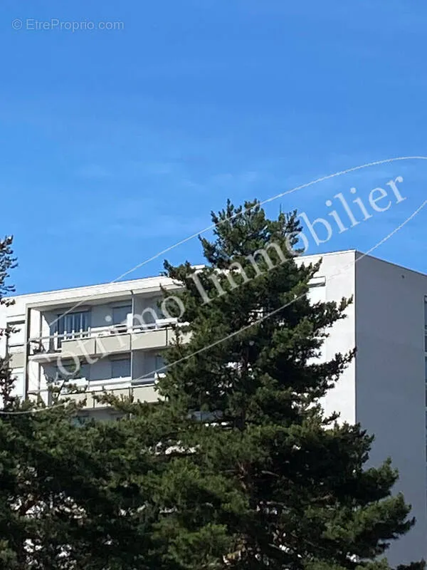 Appartement T3 avec Balcon en Dernier Étage à Lyon 8ème