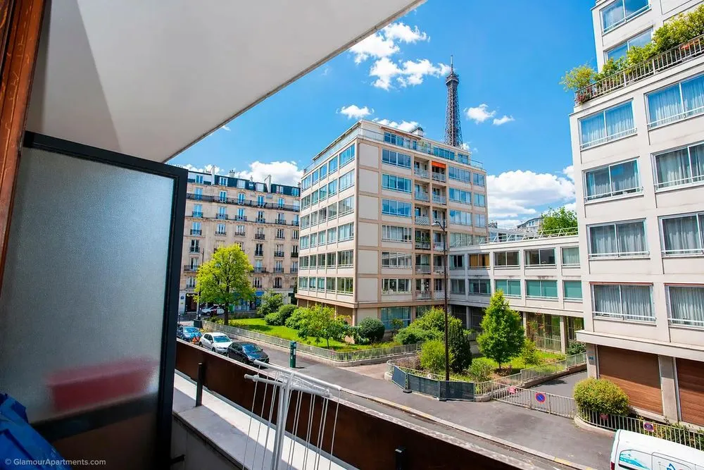Rõdu - Studio with Balcony and Eiffel View in Paris
