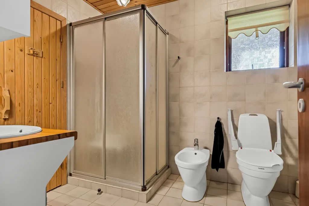 Bathrooms - Villa with Garden in Søndermarken, Vejle