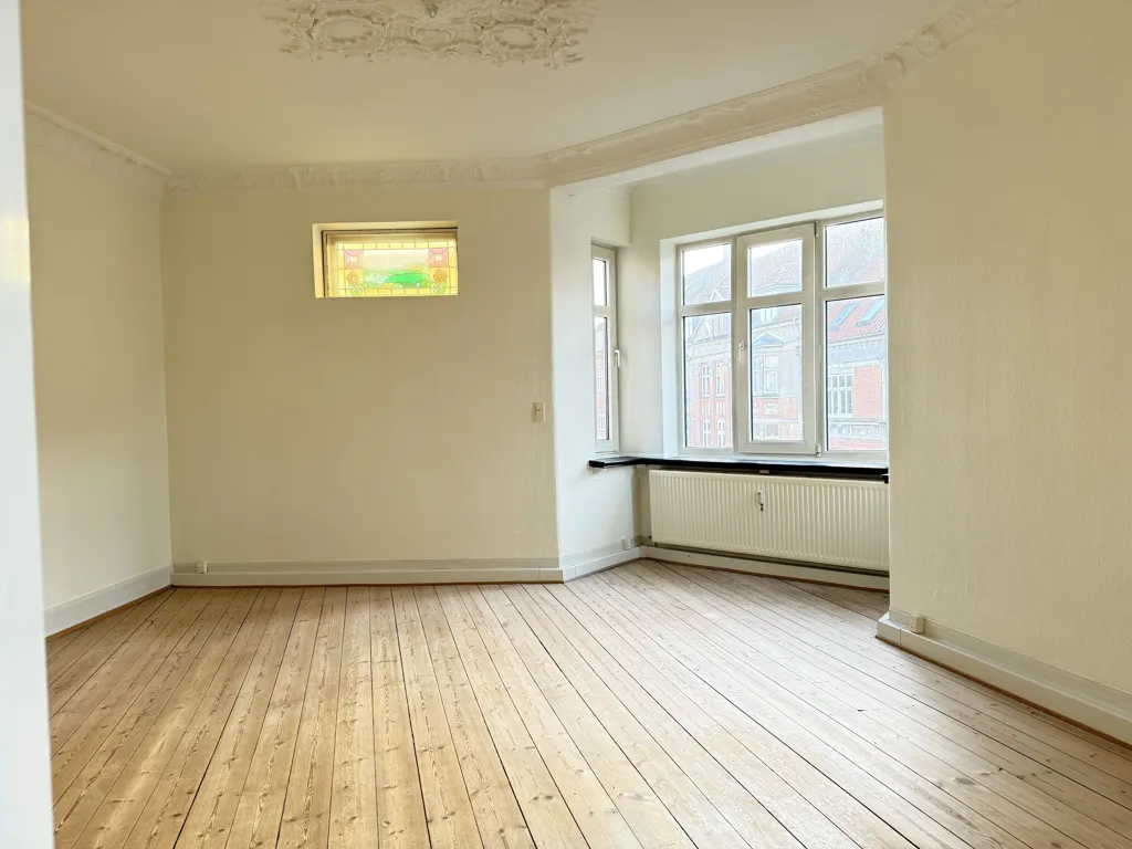 Toad - 5-Room Apartment with Stucco and Balconies in Central Location