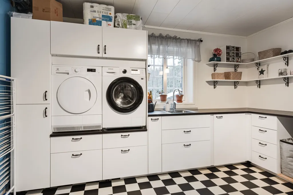 Pesuköök - Spacious Villa with Large Garage in Kisa