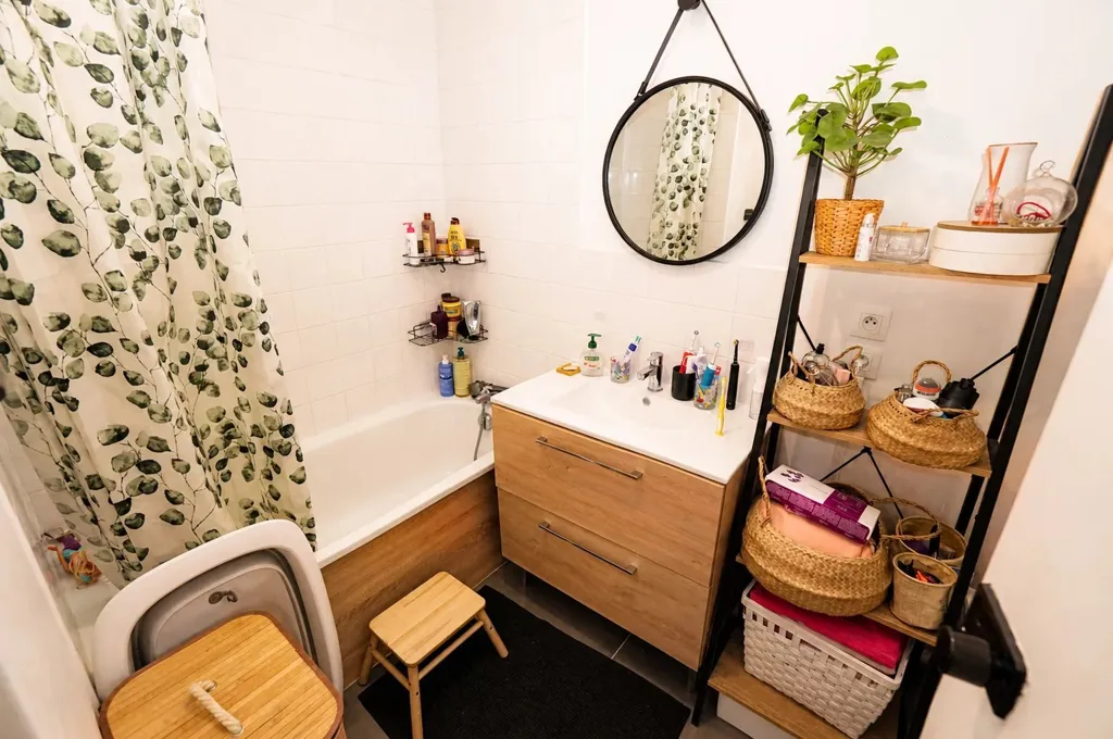 Vannitoad - 3-Bed Flat with Balcony in Drancy