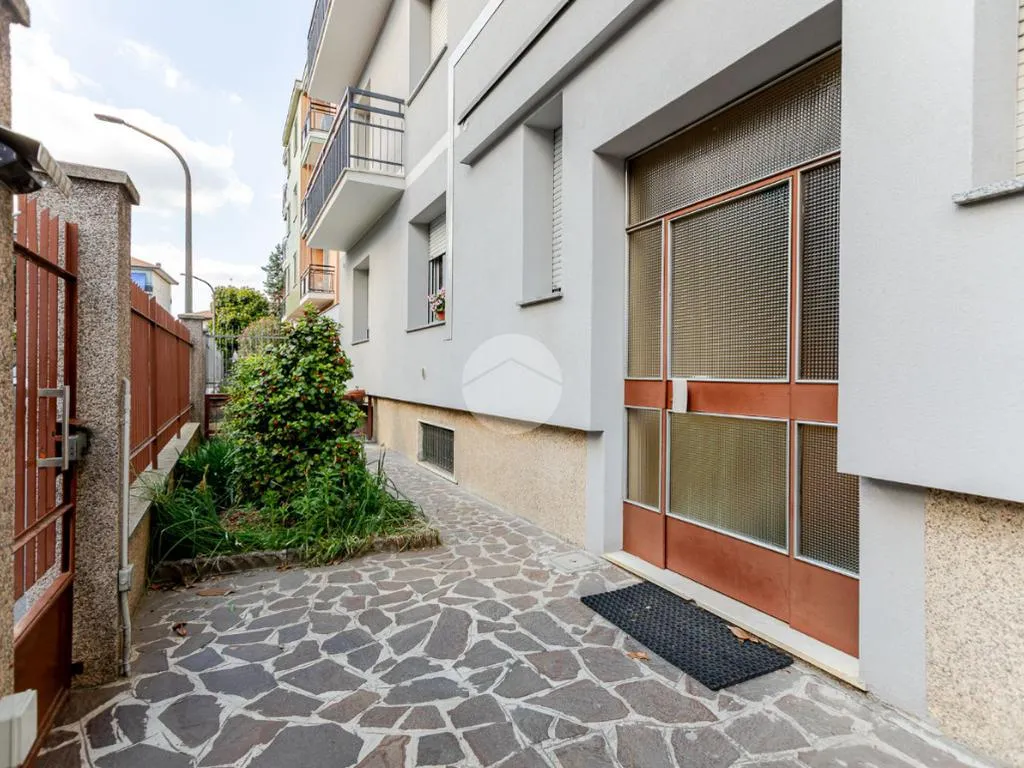 Esik - Rear-Facing Two-Bedroom Flat in Bollate