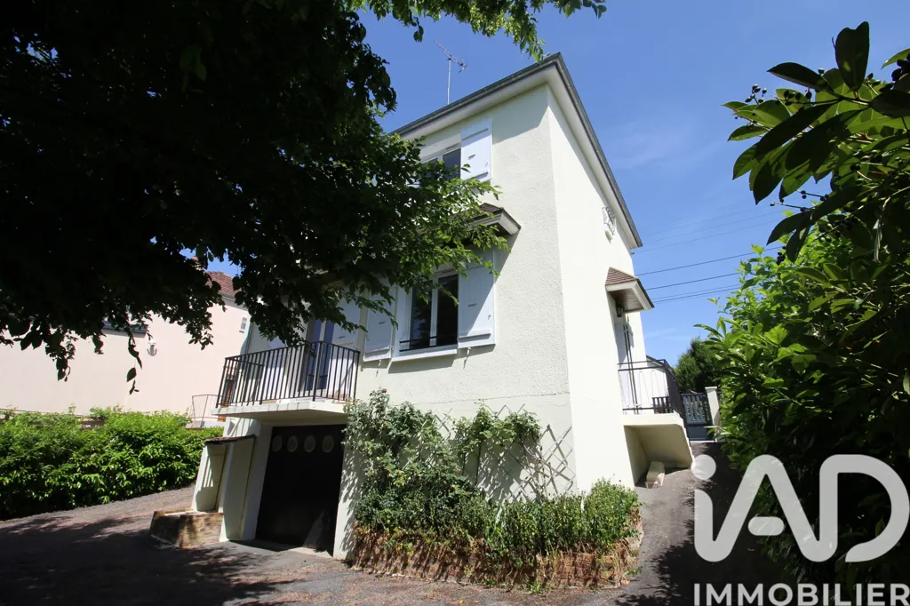 Extérieur - Maison avec Jardin Arboré et Balcon à Proximité