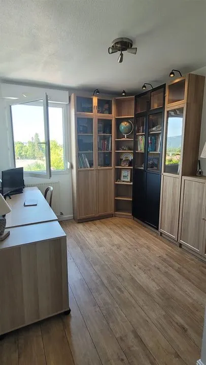 Office - T3 Flat with Secure Garage in Fontaines-sur-Saône