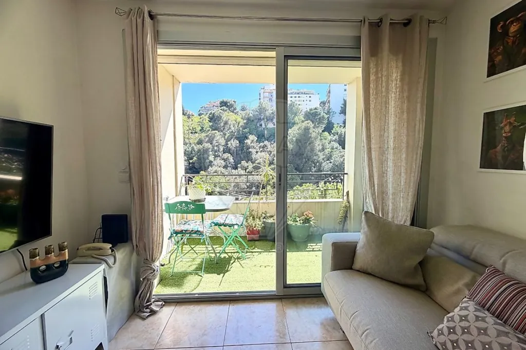 Soggiorno - Traversant 2-Bed Apartment with Balcony in Nice West