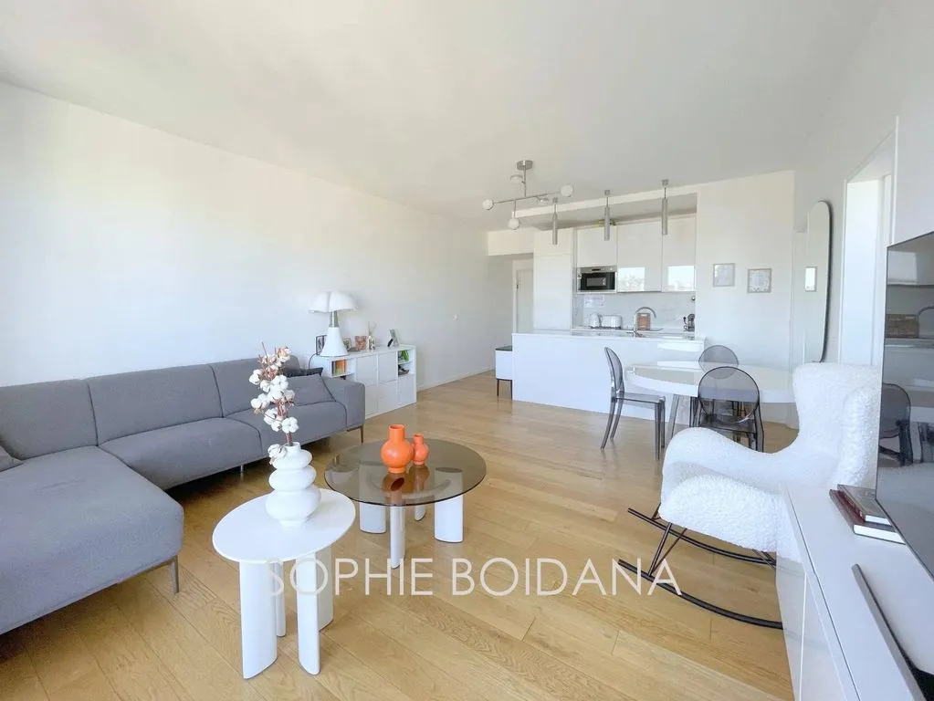 Elutuba - Luxury Apartment with Balcony in Paris 8th