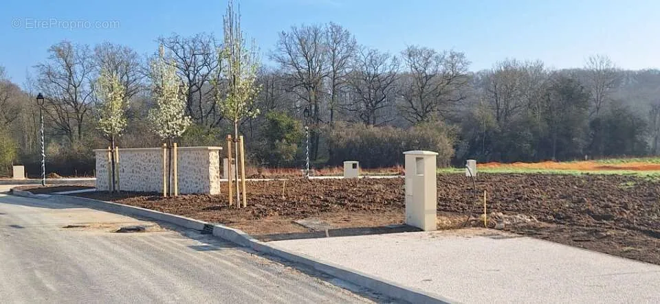 Aed - Viabilised Plot with Garden in Pecqueuse