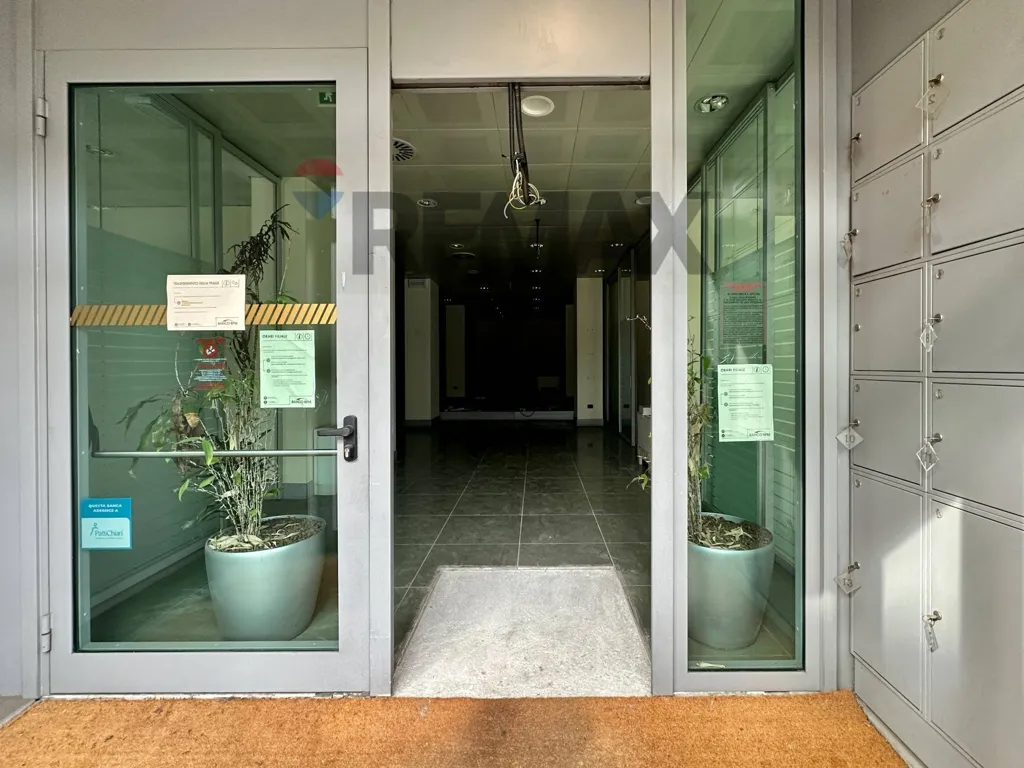 Esik - Commercial Space with 3 Vitrines in Riccione