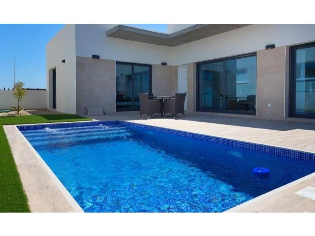 Piscine - New Villa with Pool in Daya Nueva