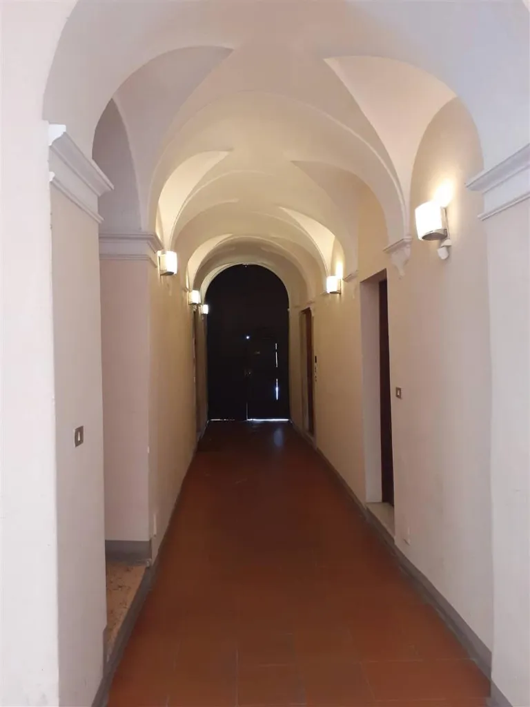 Entrée - Historic Building with Potential for Apartments in Mantova