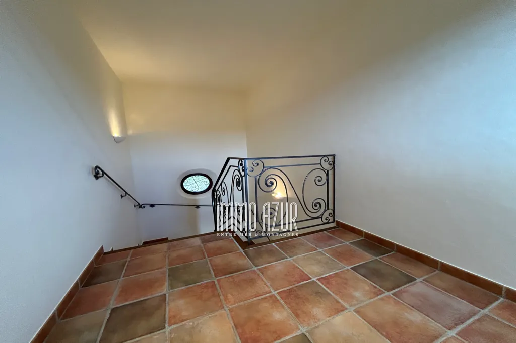 Pièces - Villa Récemment Construite avec Piscine à Proximité des Collines