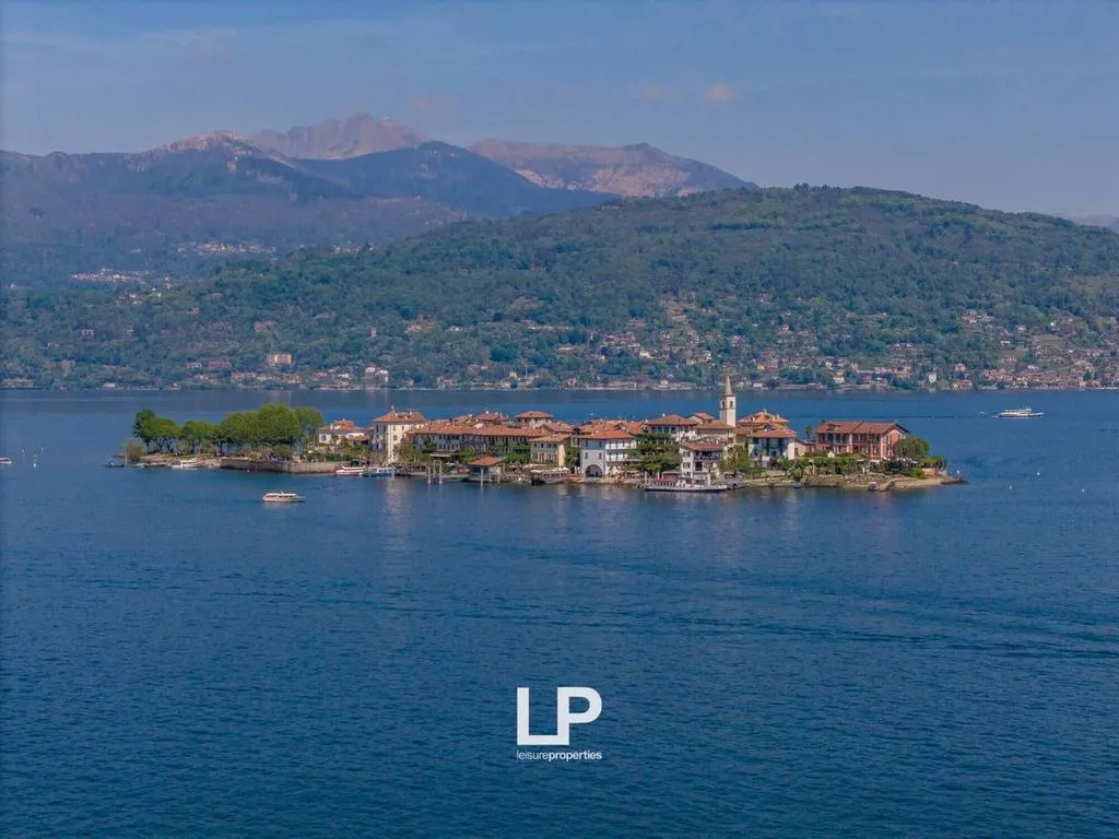 Luxury Flat with Lake View in Arizzano