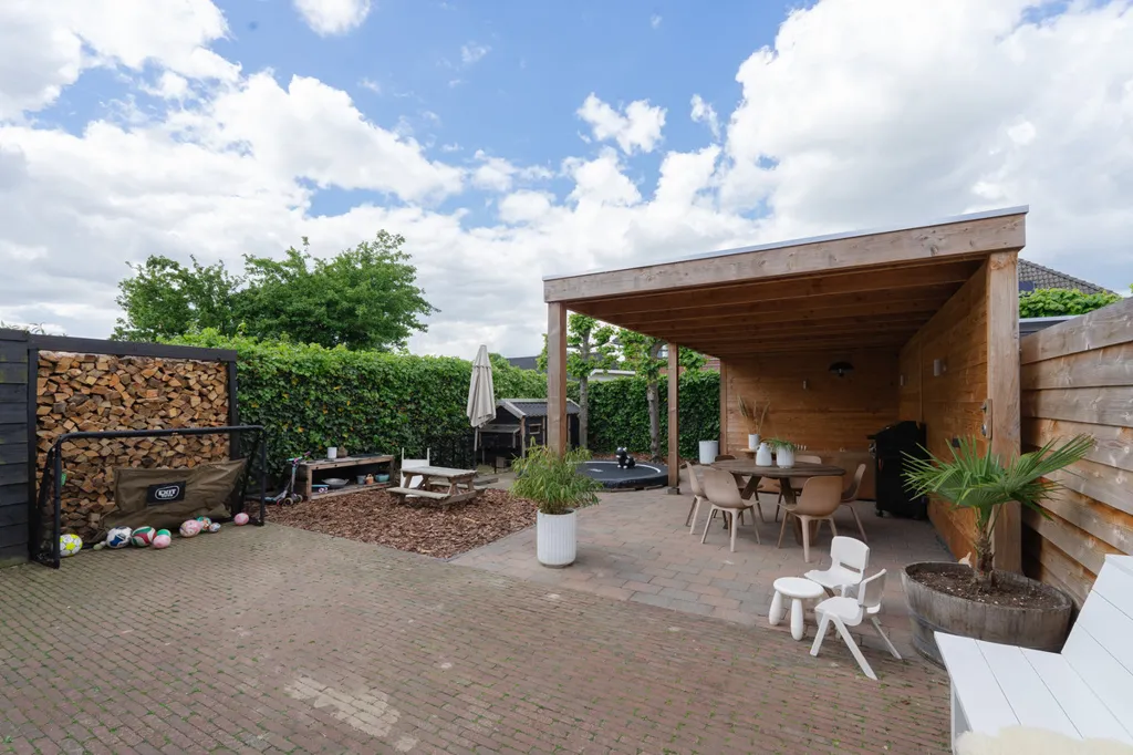 Terrass - Two-Storey House with Garden in Angeren