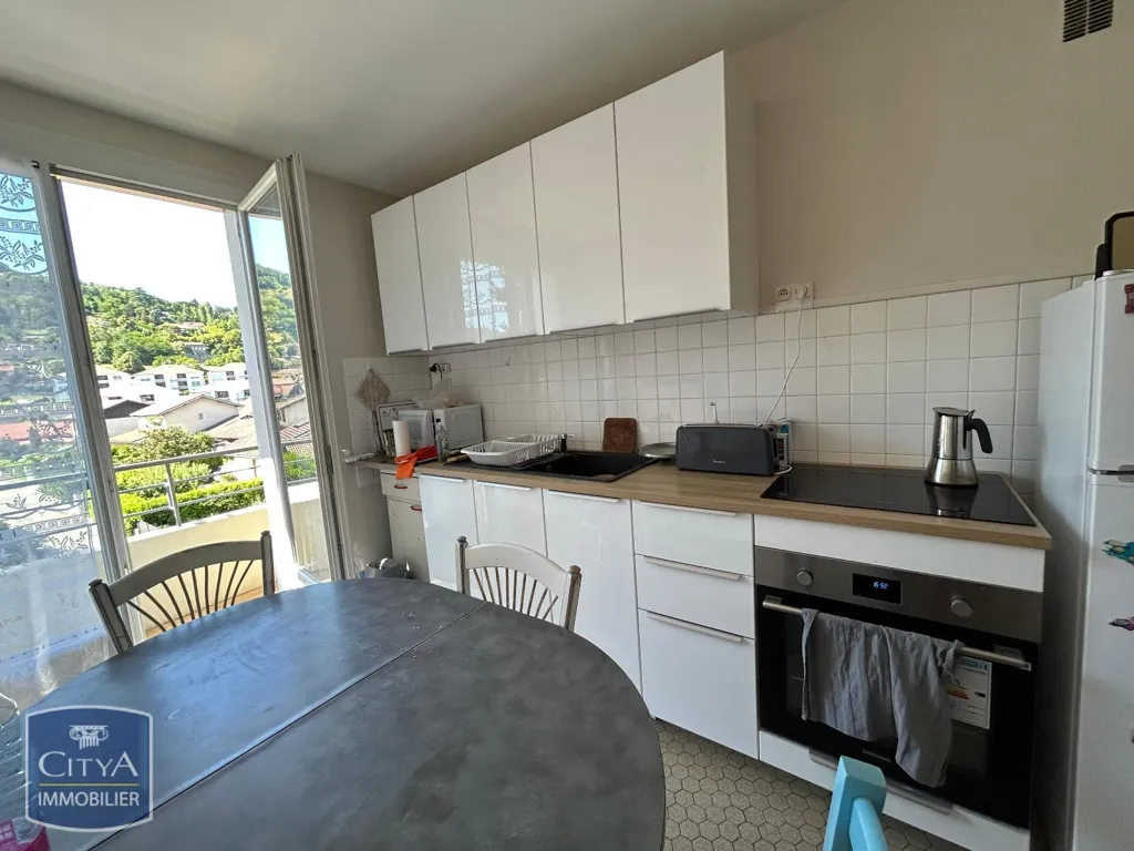 Cucina - Renovated 4-Bed Flat with Balcony in St Marcellin