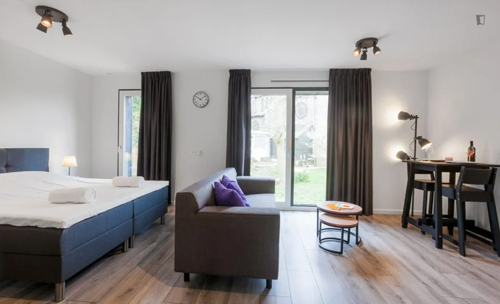Magamistoad - Studio with Private Bathroom in Sloten