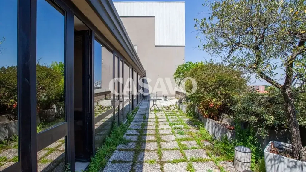 Terrass - Dual-Use Apartment with Panoramic Terrace in Milan
