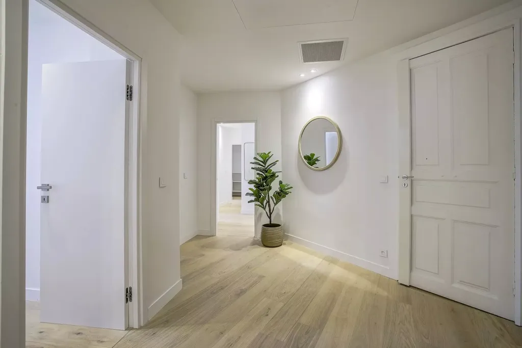 Hallway - Renovated 5-Piece Apartment with View in Nice