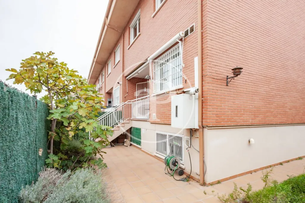 Välivaade - Semi-detached Chalet with Terrace in Barajas