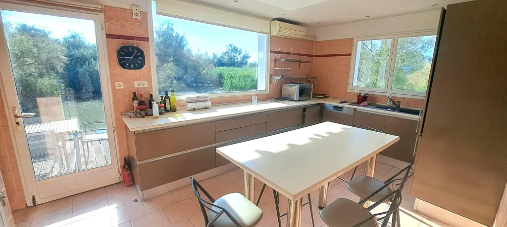 Köök - Charming Waterfront Property with Pool in Saintes Maries de la Mer