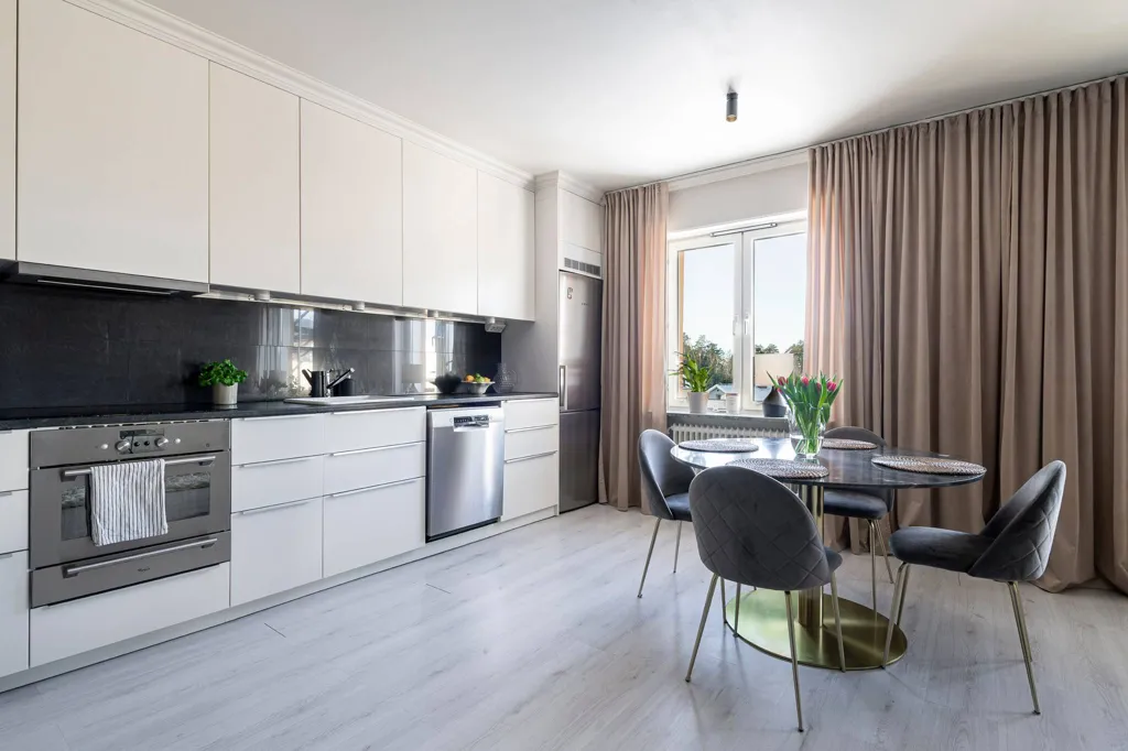 Köök - Modern Two-Bedroom Flat with Balcony in Västmanland