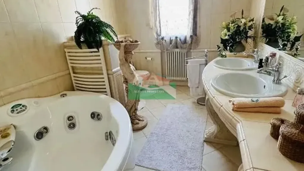 Salles de bain - Villa with Three-Sided Garden in Ravenna