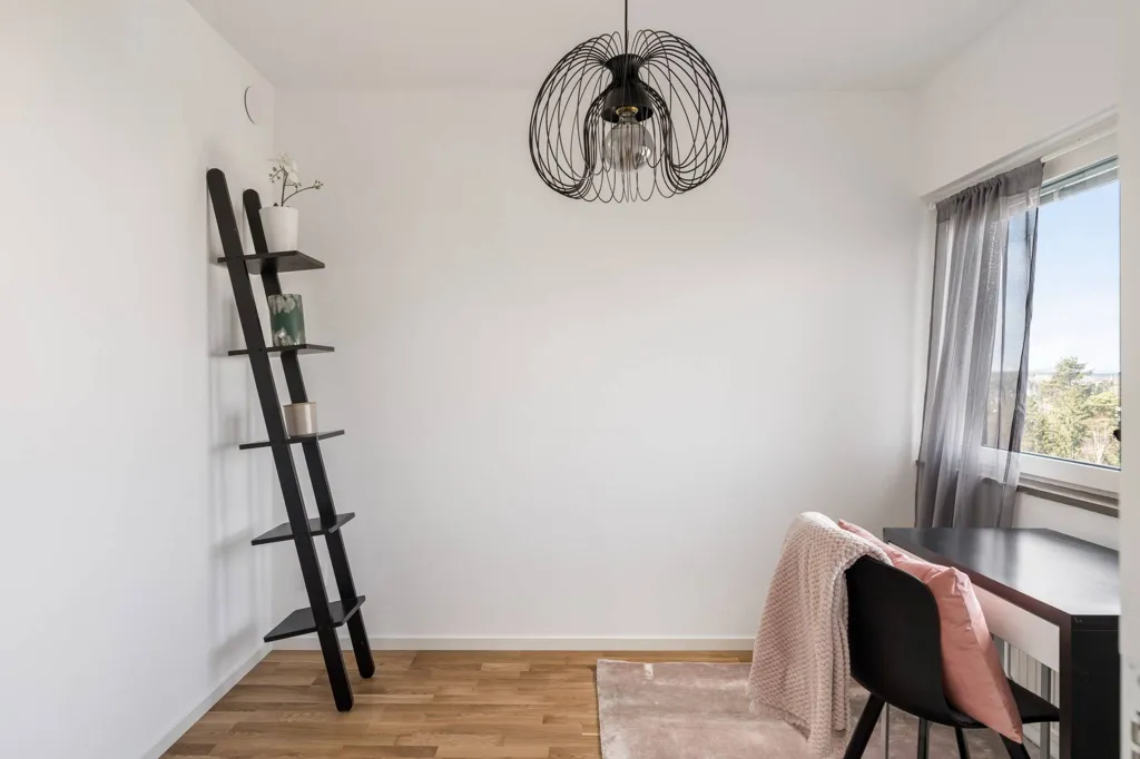 Bureau - Renovated Penthouse with Balconies in Grindtorp