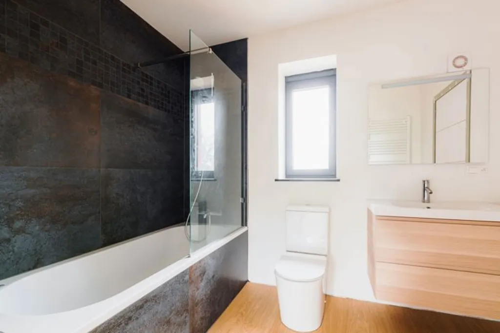 Salles de bain - Maison Rénovée avec Jardin à Beauregard