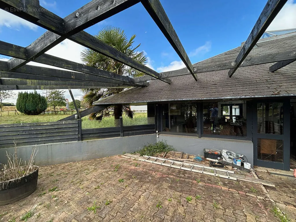 Terrace - Commercial Property with Restaurant in Leuhan