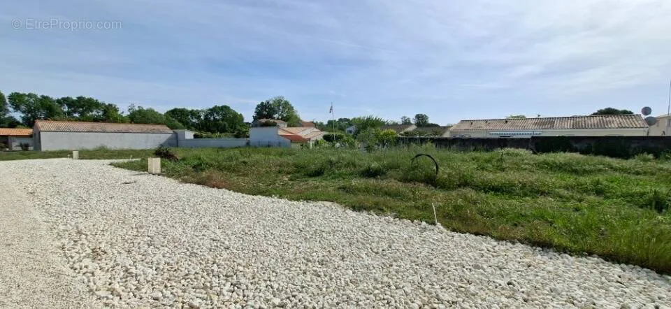Aed - Buildable Plot with Generous Façade in Saujon