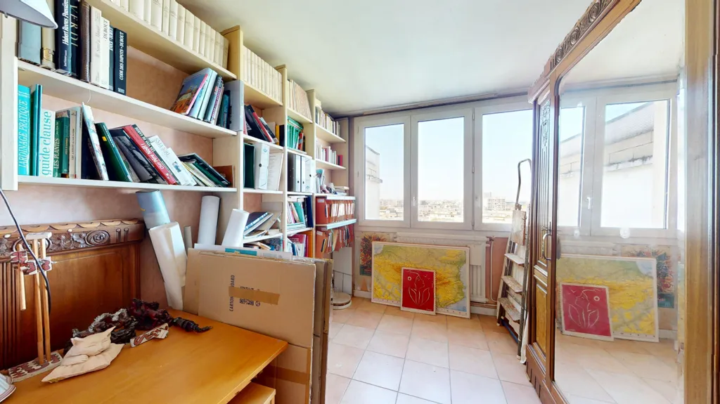 Studio - 4-Bedroom Parisian Flat with Courtyard View