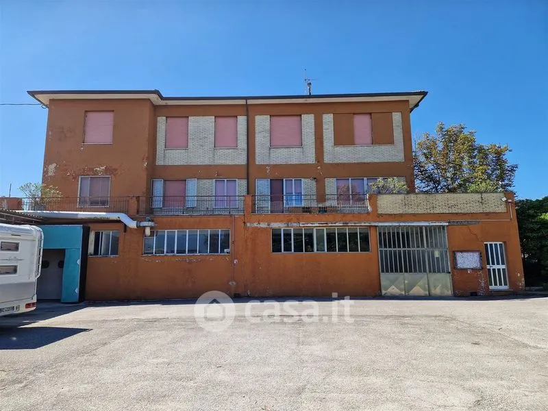 Välivaade - Mixed-Use Rustico with Industrial Space in Falconara Marittima