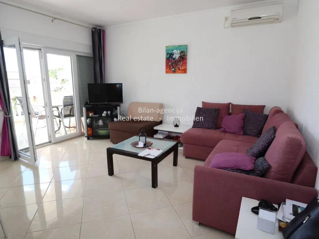Elutuba - Two-Floor Apartments with Garden in Vodice