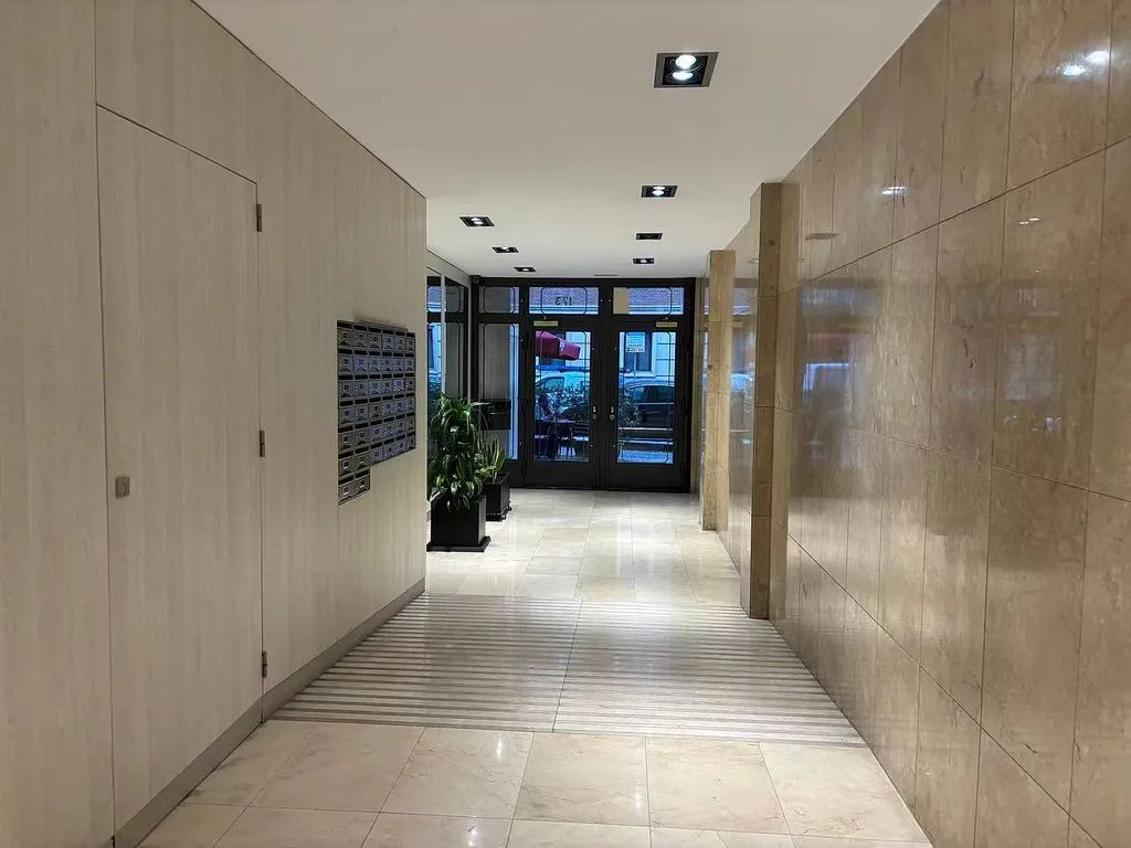 Esik - Ample Apartment with Balcony in Eixample