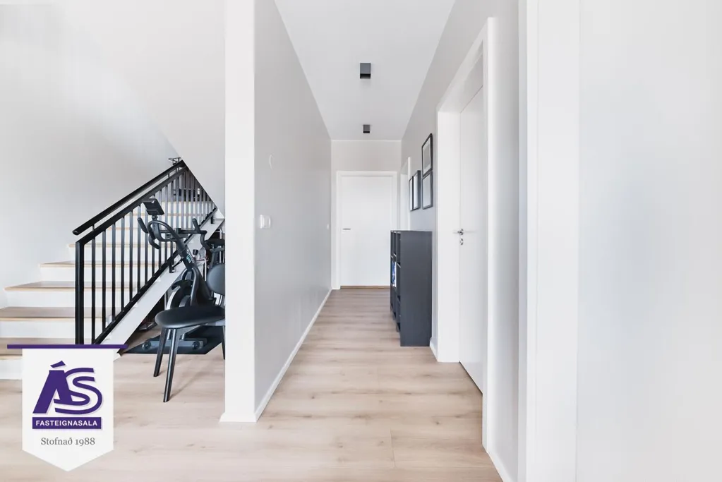 Ingresso - Newly Built Duplex with Garden in Skarðshlíð