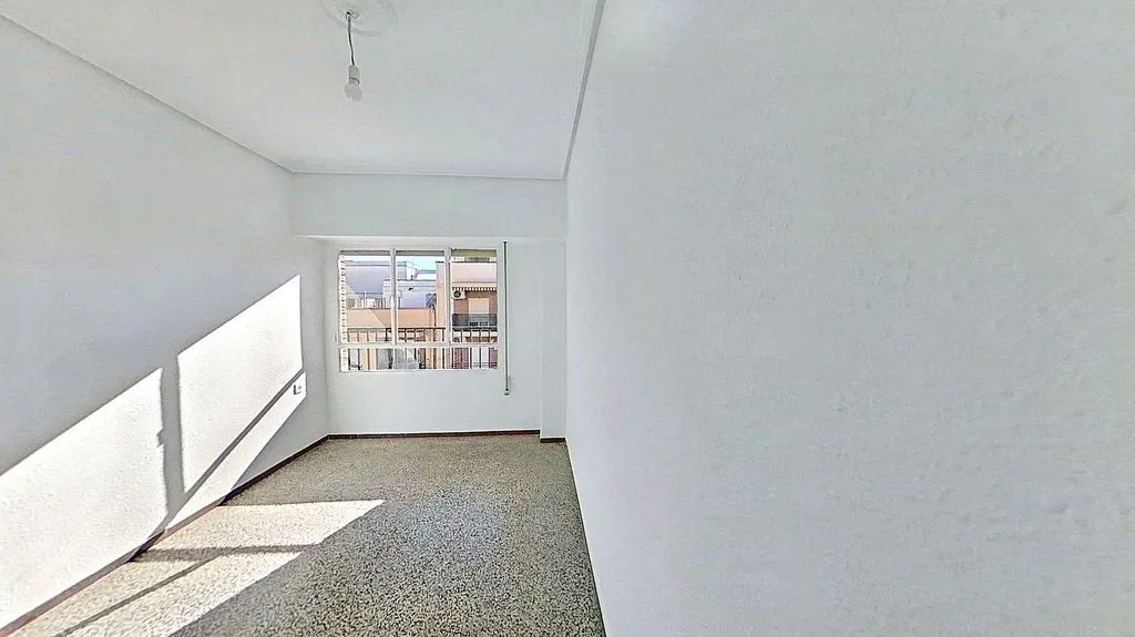 Pièces - 3-Bedroom Apartment with Sea Access in Valencia