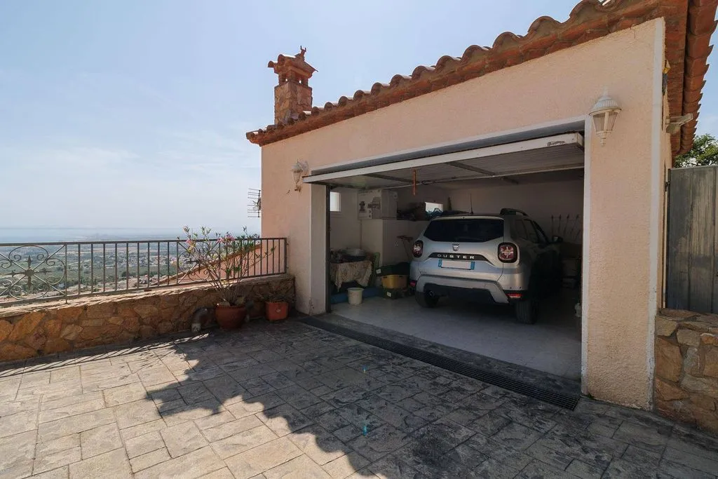 Garage - Luxury House with Pool in Roses, Catalonia