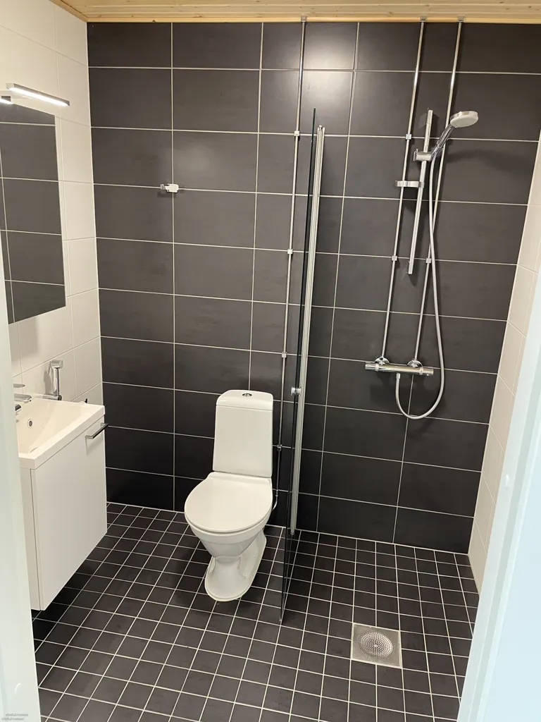 Salles de bain - Modern Flat with Large Balcony in Kerava