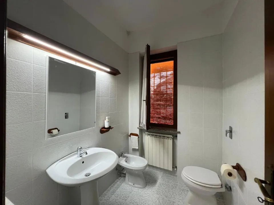 Bathrooms - Independent Villa with Garden in Mortara