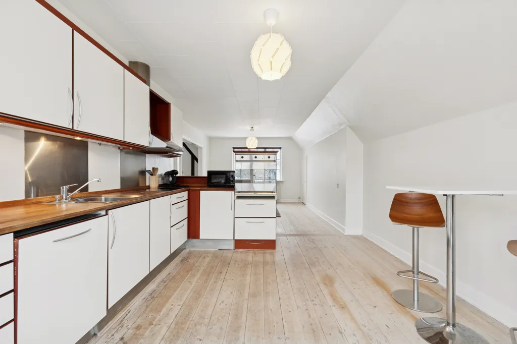 Kitchen - Light-Filled Apartment with Balcony in Odense M