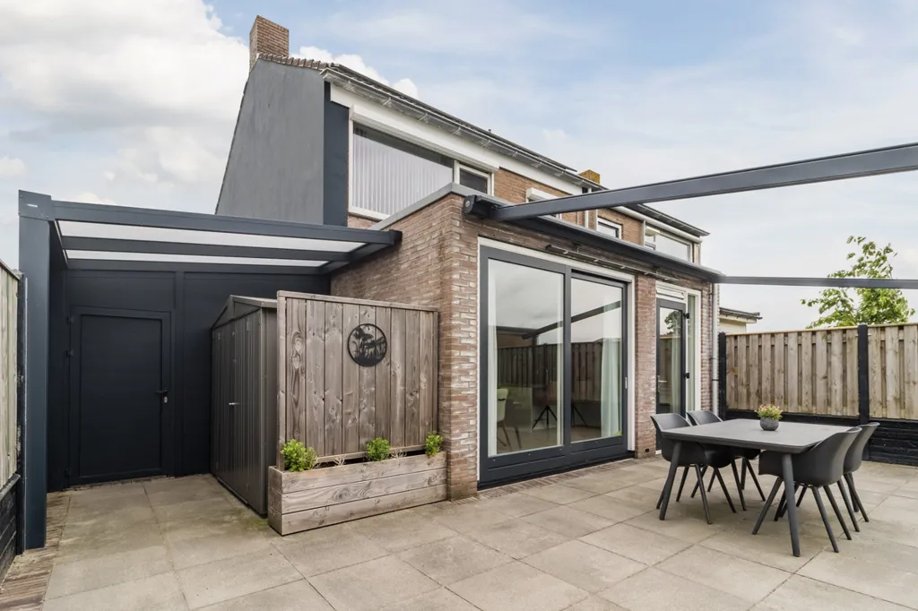 Terrazza - Two-Storey House with Solar Panels in Abbenes