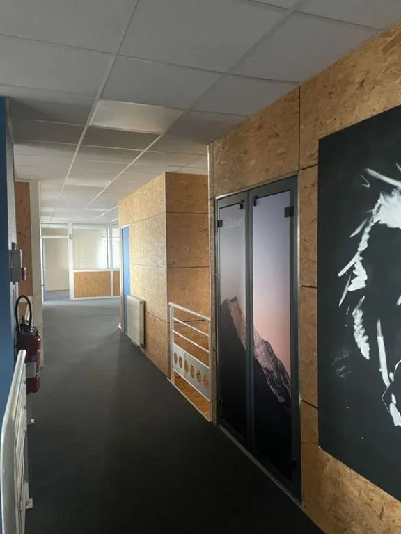 Esik - Office Space with Terrace in La Chapelle-Saint-Luc