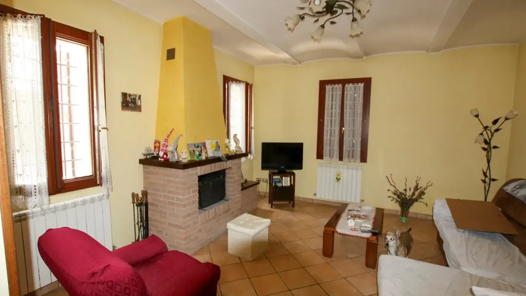 Séjour - Villa with Garden in Concordia Sulla Secchia