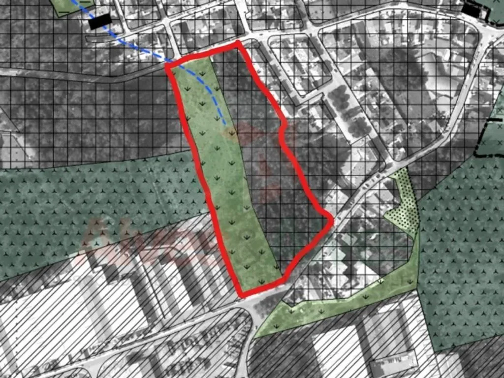 Building Land in Residential Area, Maia