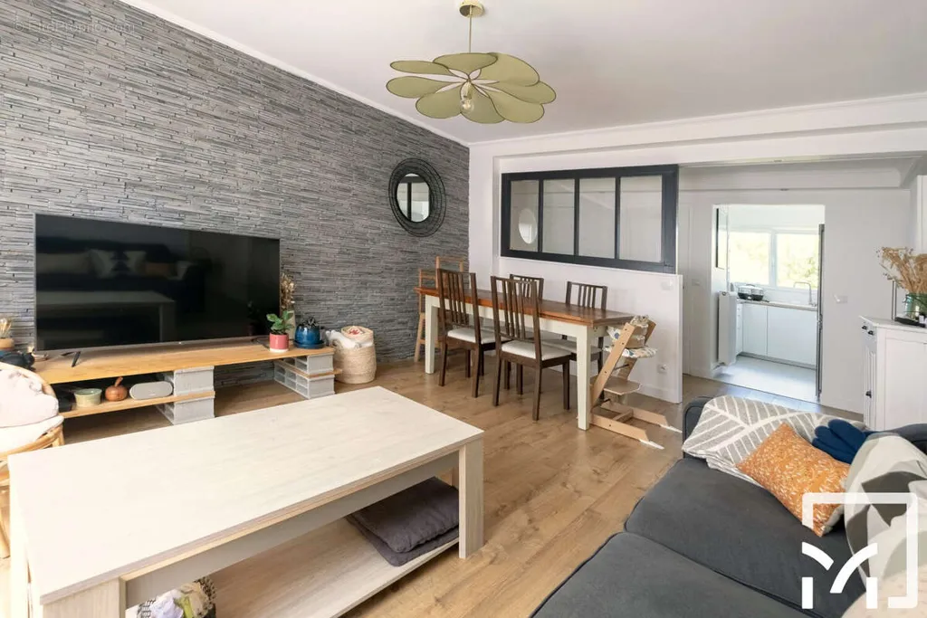Living Room - Bright 4-Piece Apartment with Garden in Bougival