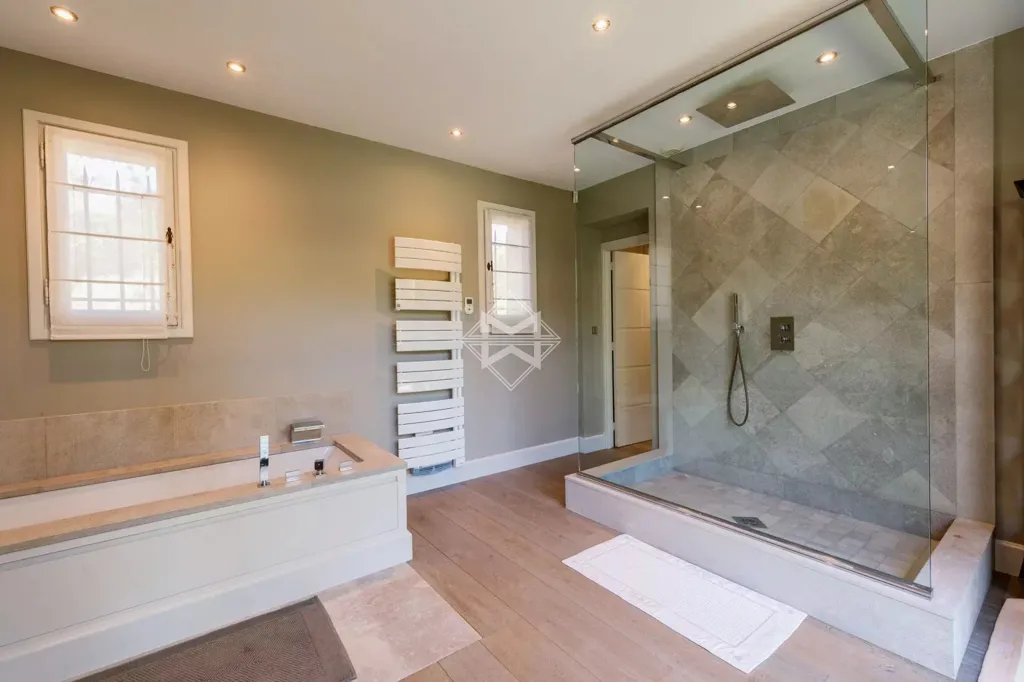 Salles de bain - Villa Contemporaine avec Piscine à Mougins