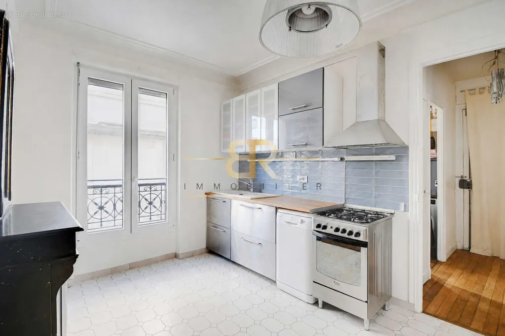 Köök - Charming 2-3 Bed Flat with East-West View in Paris