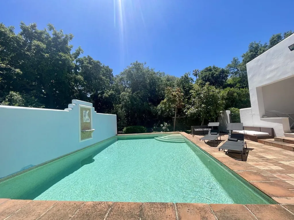 Piscine - Beachside Villa with Woodland Access in Sotogrande
