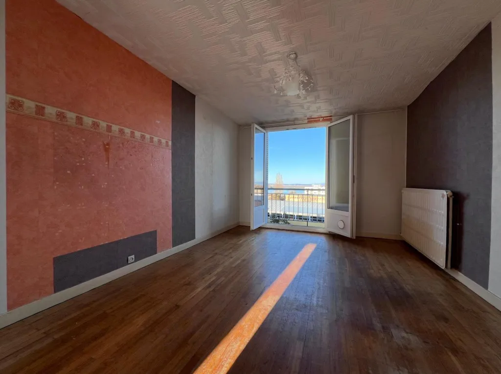 Zimmer - 3-Bedroom Apartment with Balcony in Decines-Charpieu